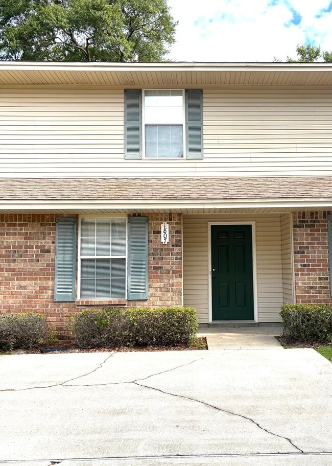 Building Photo - 1807 Treeline Ct