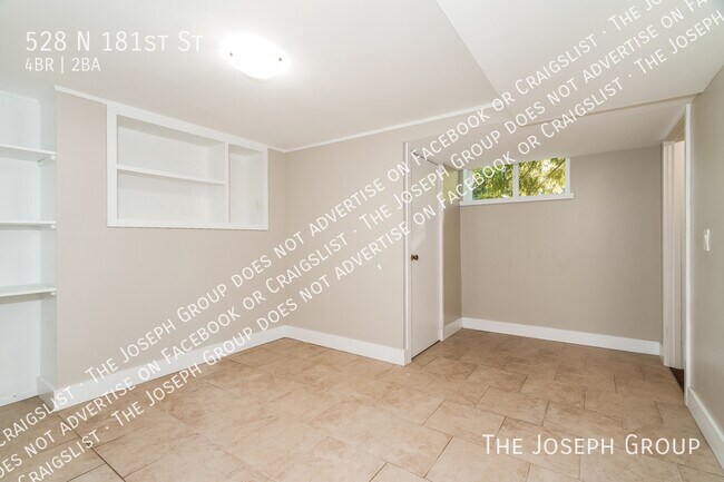 Building Photo - 528 N 181st St