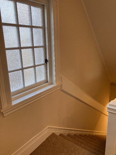 Building Photo - 613 Main St