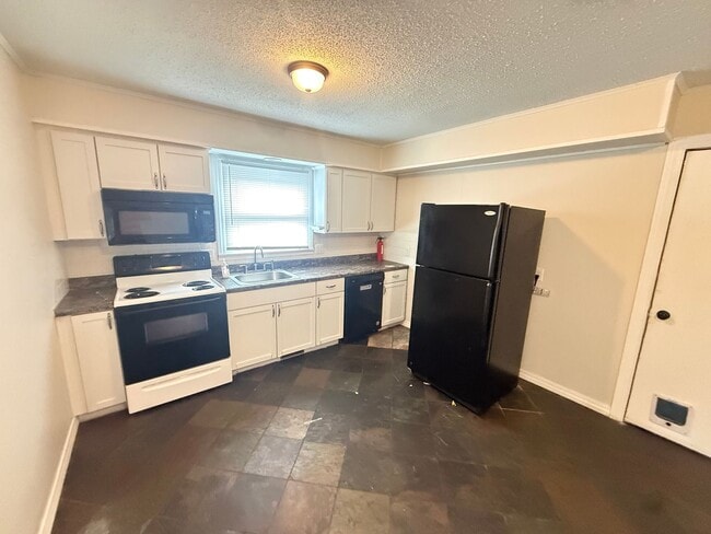 Building Photo - 4 Bed 2 Bath Springfield, MO