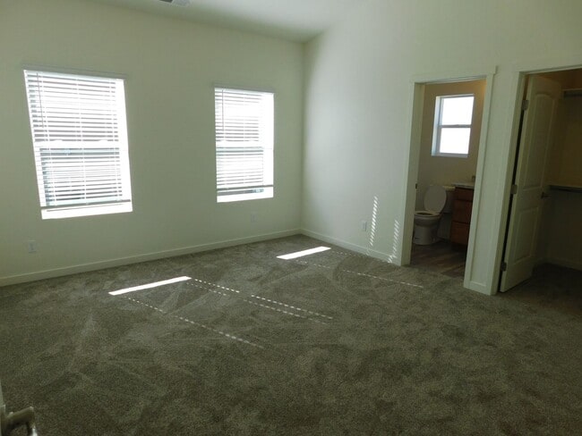 Building Photo - WALKING DISTANCE TO COMMUNITY