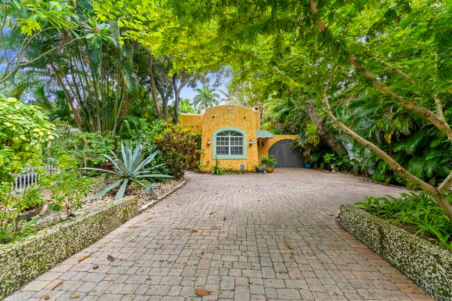 Building Photo - 614 SE 5th Ct