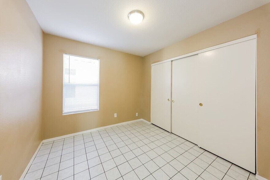 Building Photo - 8015 W Laurel Ln