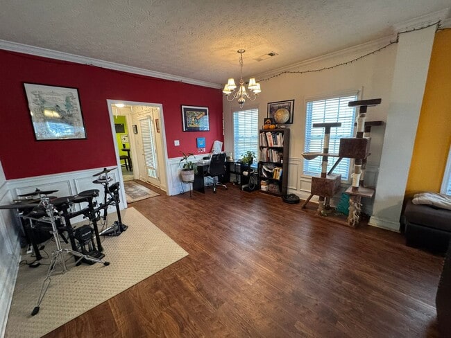 Building Photo - Beautiful East Side Home