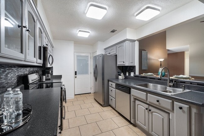 Building Photo - Captivating 3-Bedroom Escape with Private Deck & HOA Pool Access in Grand Prairie!