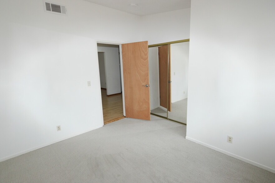 Building Photo - 611 Calle Pensamiento