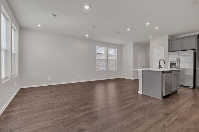 Building Photo - 3 bed/2.5 bath townhome in Tulip Hills wit...