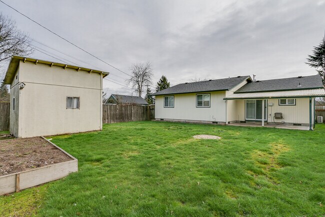 Building Photo - Great 3-Bedroom, 1-Bath Home - Centennial ...