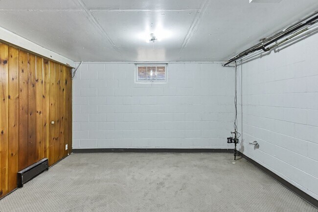 Building Photo - Spacious Three Bedroom!