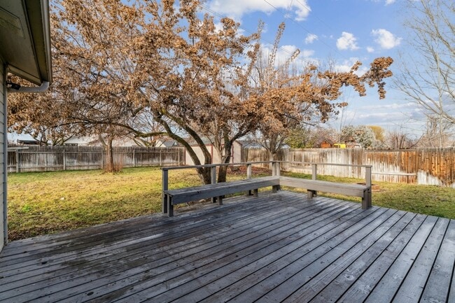 Building Photo - 2036 E Oakridge Ct