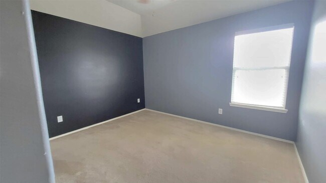 Building Photo - 2105 Kingwood Dr