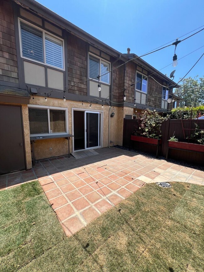 Building Photo - Updated Townhome in Ventura