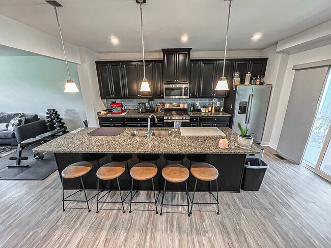Building Photo - Luxurious 4 Bedroom 3.5 Bathroom End Unit ...