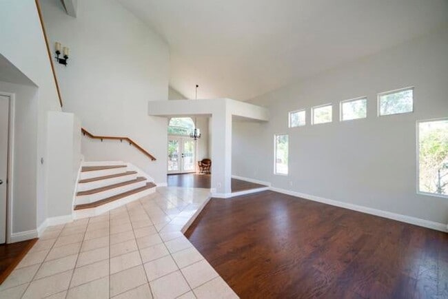 Building Photo - Beautiful 4Br/2.5Ba Home With Private Yard In Shadowridge!!