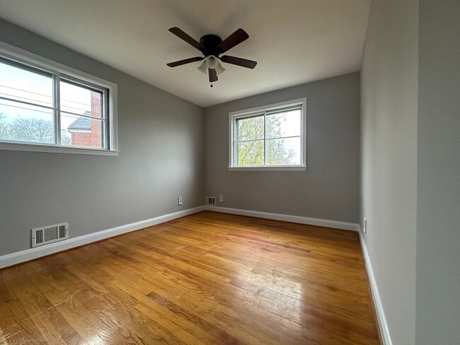 Building Photo - Three-Bedroom House In Parkville