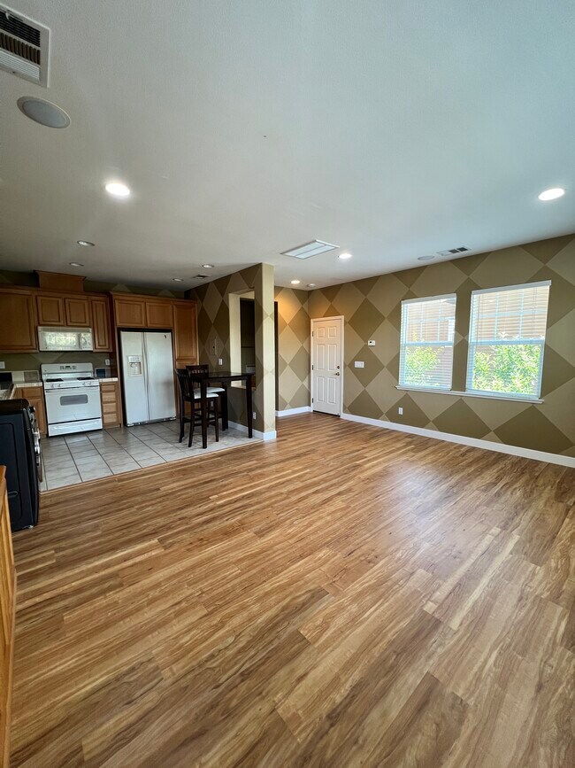 Building Photo - 8520 Kern Ave