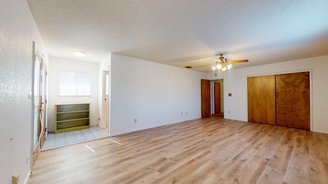 Building Photo - 827 N Armstrong Ave