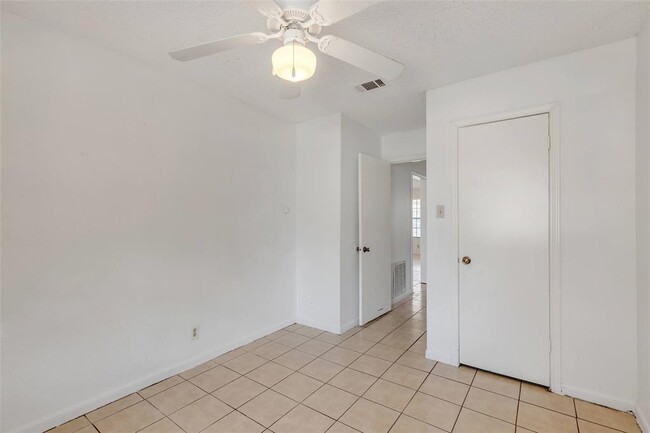 Building Photo - 9604 Night Star Dr