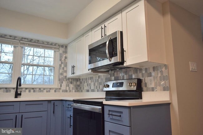 Building Photo - 12121 Chaucer Ln