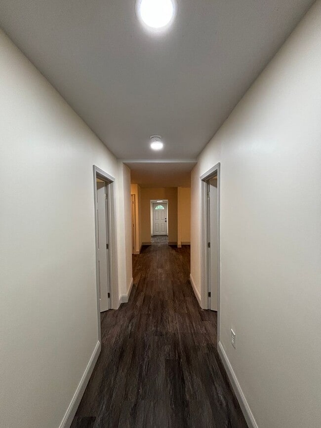 Building Photo - Freshly Renovated 3-Bed, 2-Bath Home Just ...