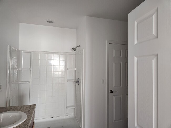 Building Photo - 9007 Meadow Cir