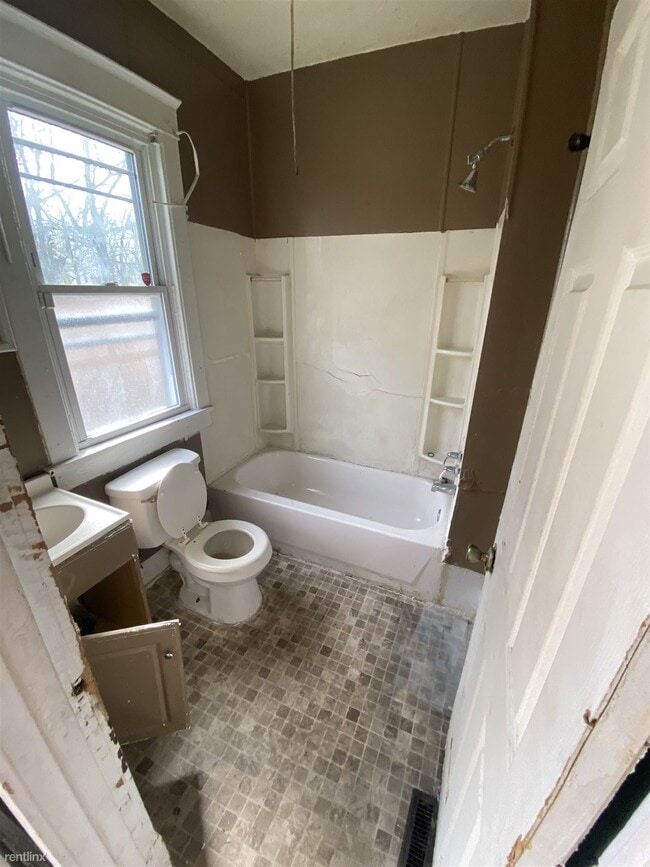 Building Photo - 3 br, 1 bath House - 2012 West Garden Street