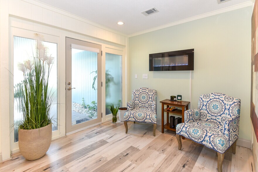 Building Photo - 213 Riverbend Rd