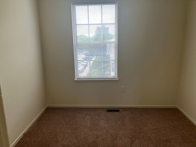 Building Photo - Spacious Townhome Close To EVERYTHING