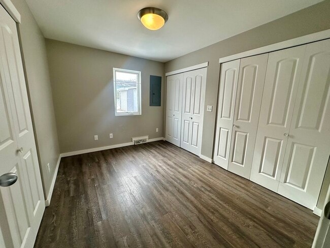 Building Photo - 2418 Wisconsin St SW