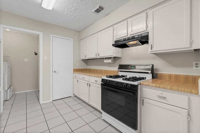 Building Photo - 18703 Lippizaner Dr