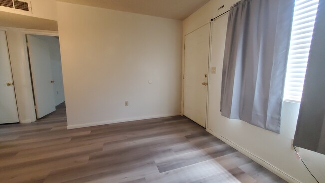 Building Photo - 309 W Barioni Blvd