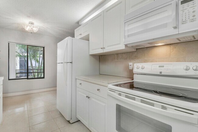 Building Photo - 150 Pineview Rd