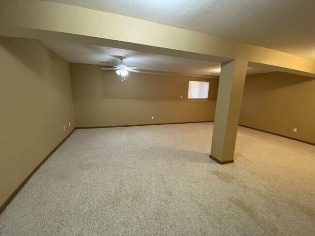 Building Photo - Excellent 3 bedroom with 2.5 bath with a b...