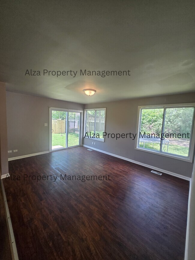 Building Photo - 828 Poplar Ln