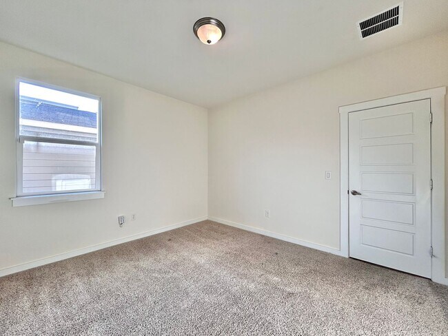 Building Photo - Spacious 4/BR 3/BA Home with Modern Upgrades