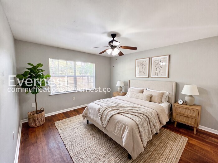 Building Photo - 502 El Camino Real S