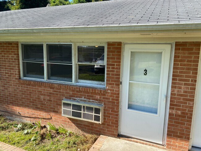 Building Photo - Cozy Studio Apartment - Unbeatable price and location!