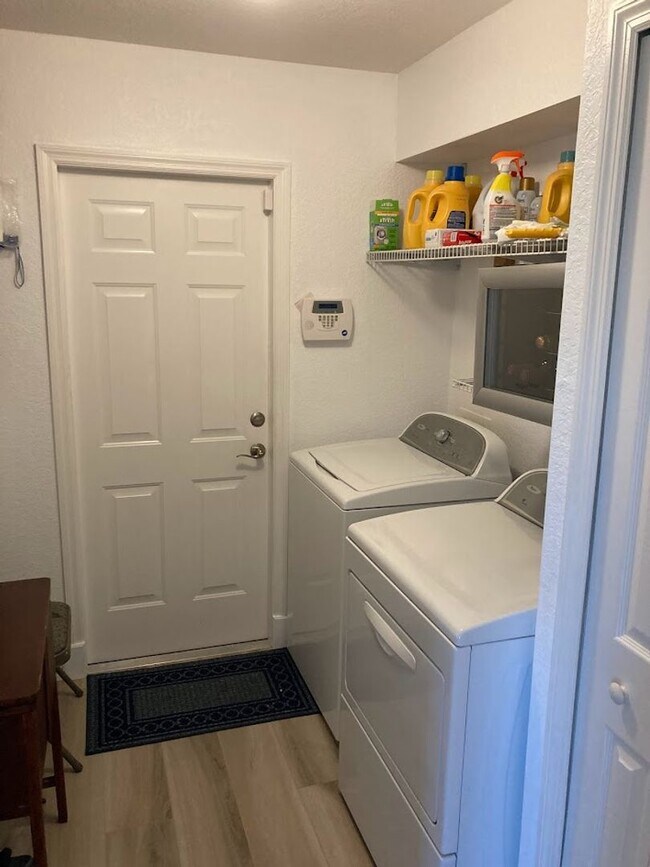 Building Photo - Short term FURNISHED vacation rental , 3x2...