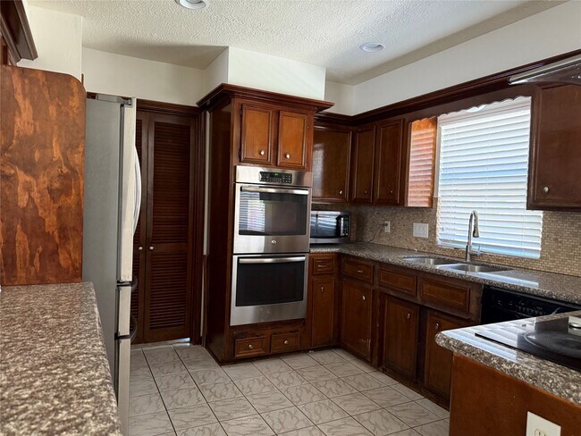 Building Photo - 2914 Shadowdale Dr