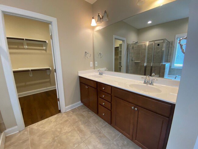Building Photo - AVAILABLE NOW!-BUNGALOW STYLE HOME -JUST B...