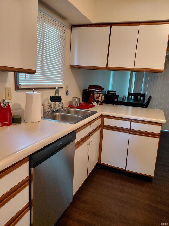 Building Photo - 402 S Village Ct
