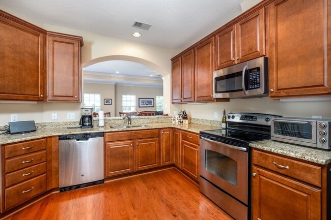 Building Photo - 3BR Open Floor Plan with Sunroom & Garage!