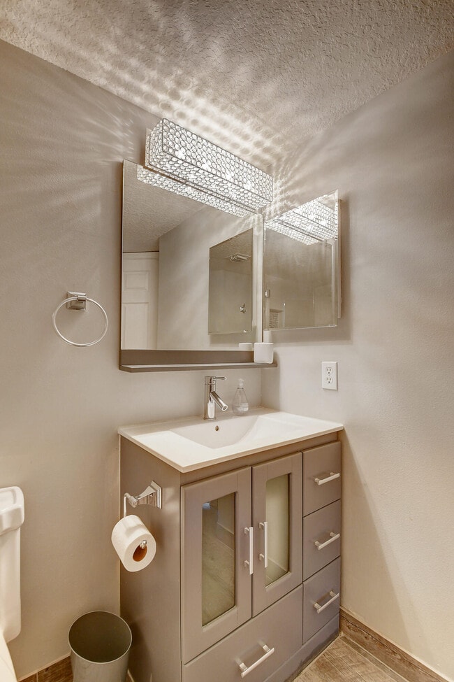 Building Photo - 1223 Villa Cir