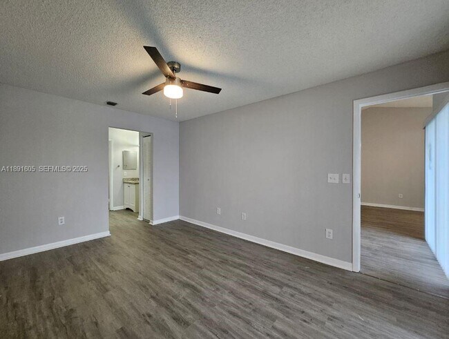 Building Photo - 1024 S Independence Dr