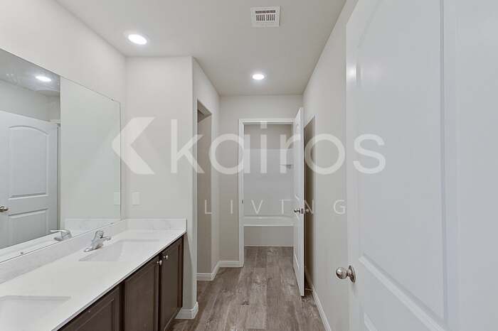 Building Photo - 712 St James Pl