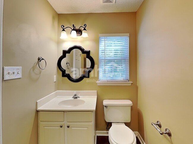 Building Photo - 2206 Coatsdale Ln