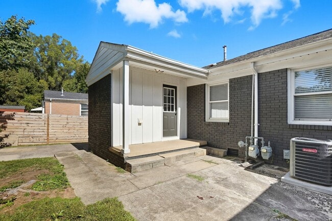 Building Photo - Beautifully Renovated 3-Bedroom with Fenced in Yard