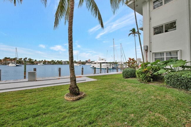 Building Photo - 2727 Yacht Club Blvd