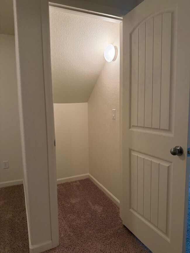 Building Photo - House For Lease
