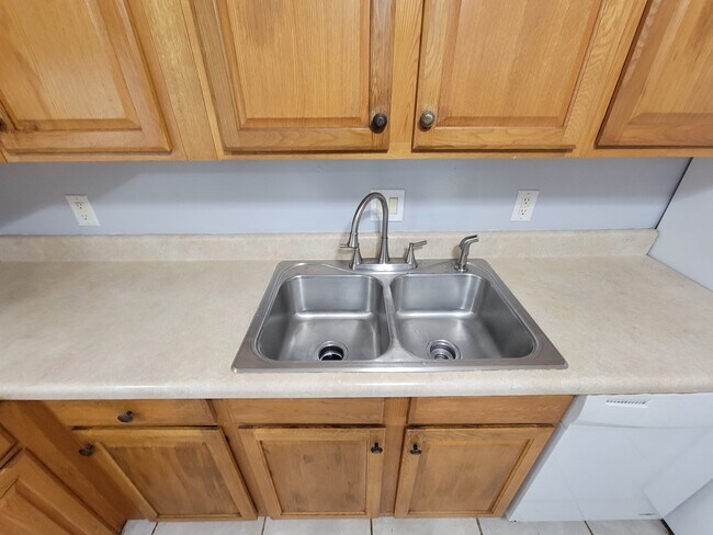 Building Photo - 4846 Royal Palm Ave